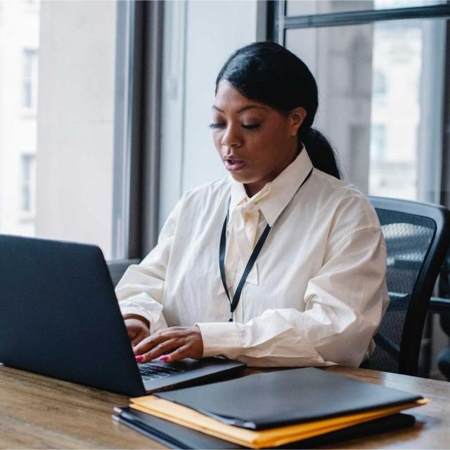 conga-woman-on-laptop-cpq